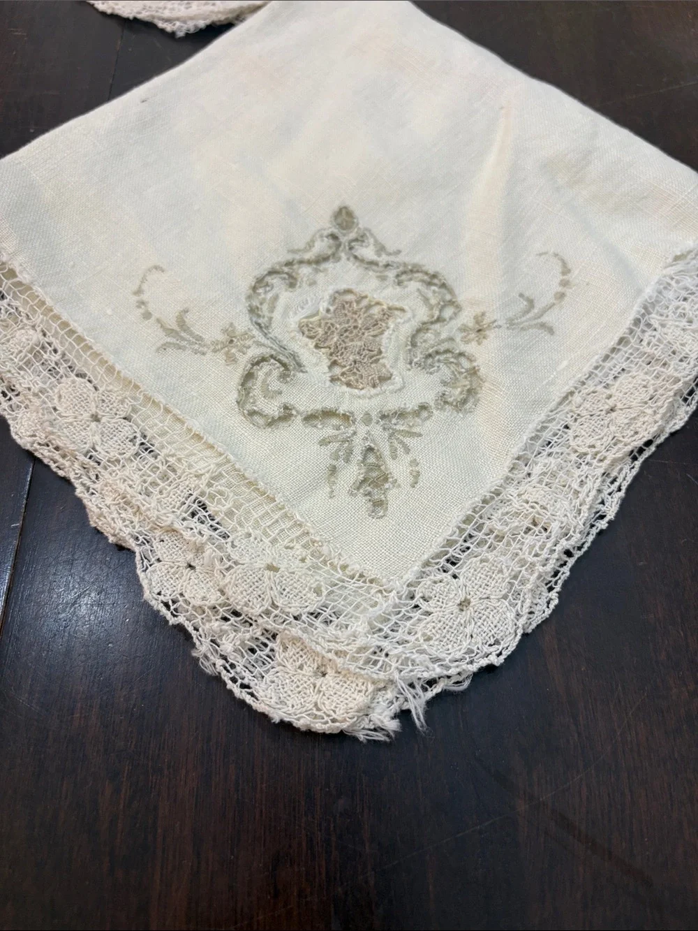 4 Vintage Embroidered Linen Napkins - Cream Lace Edge
